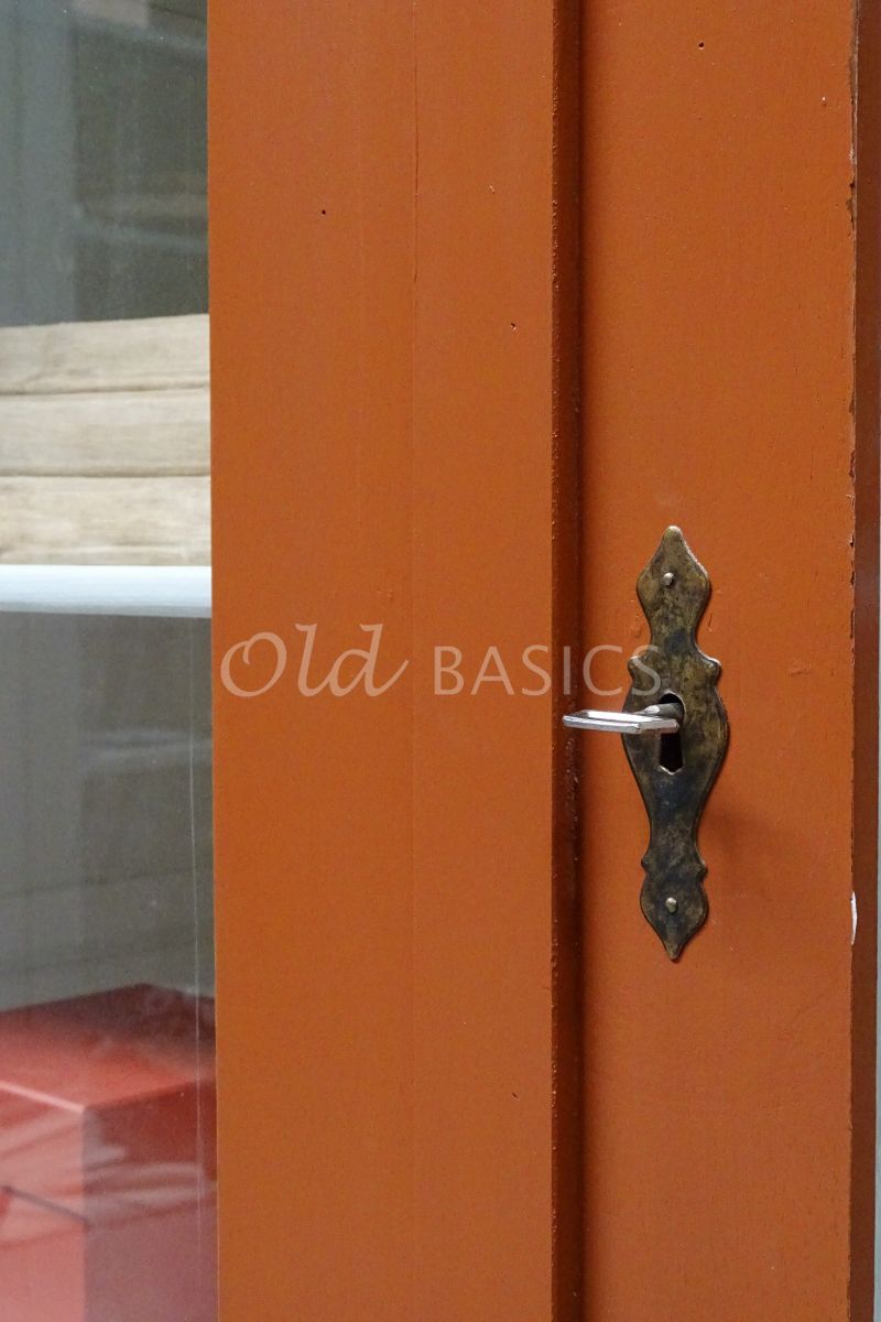 Detail van Vitrinekast, bruin, rood, materiaal hout